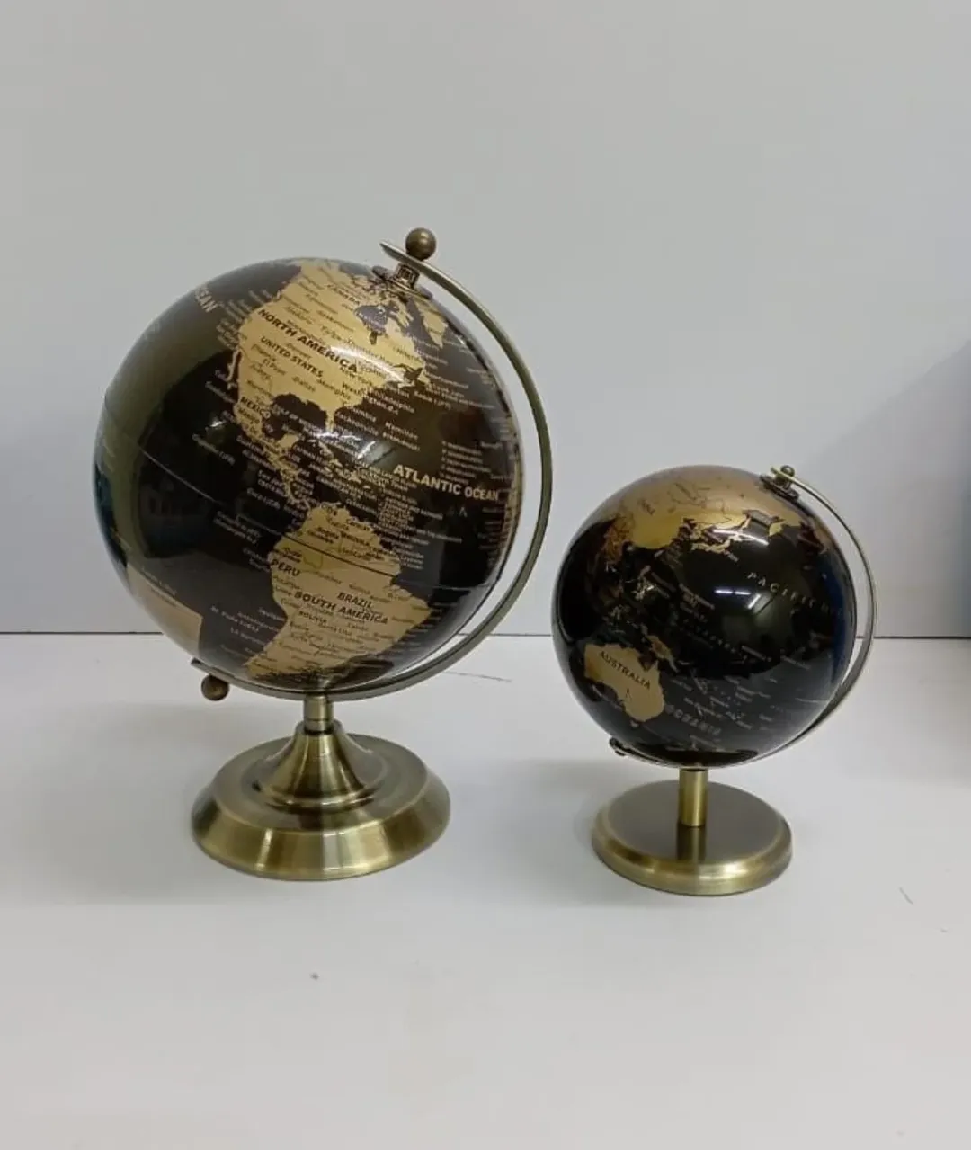 ROTATING GLOBE WORLD MAP